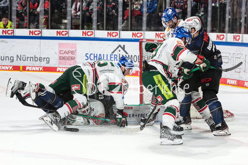 Nuernberg ICE Tigers - Augsburger Panther | Niklas LAENGER (AEV #65) und Tim FLEISCHER (NIT #19) begraben Markus KELLER (AEV #35) unter sich