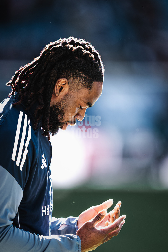 Fußball | Männer | Saison 2025/2026 | 1. Fußball-Bundesliga | 28. Spieltag | Hamburger SV vs. FC Augsburg | 04.04.2026 | Jordan Torunarigha (#25, HSV) mit einem Gebet vor dem Spiel