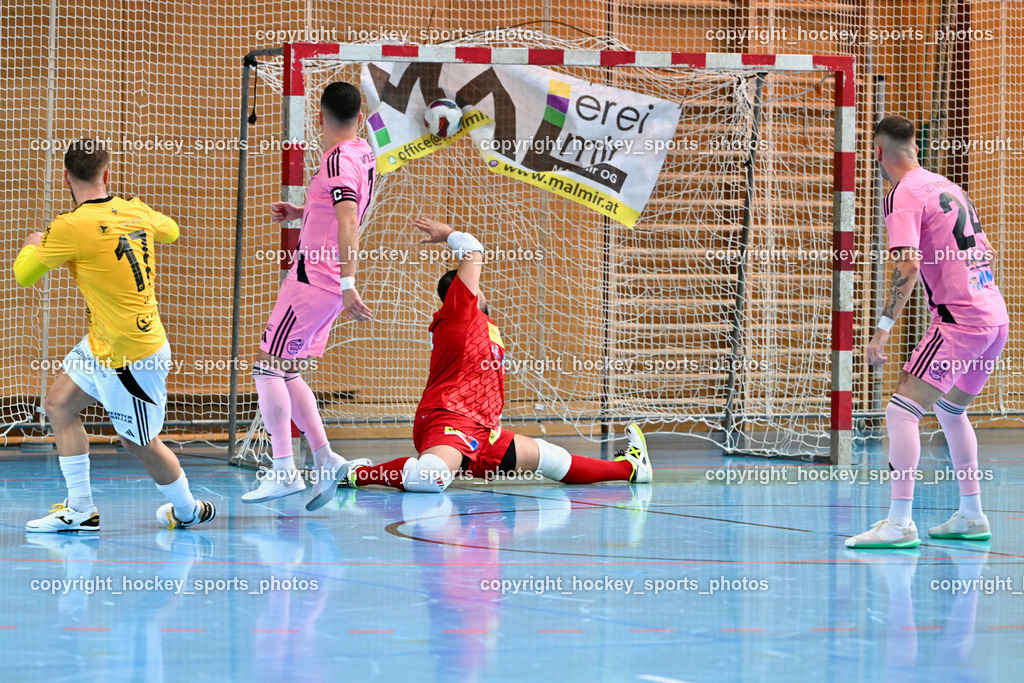 Carinthia Flamengo Futsal Club vs. FC Ljuti Krajisnici | #17 Mirza Jatic FC Ljuti Krajisnici, #7 Enes Brdjanovic Carinthia Flamengo, #1 Youssef Helal Carinthia Flamengo, #24 Zoran Vukovic Carinthia Flamengo, Carinthia Flamengo Futsal Club vs. FC Ljuti Krajisnici, Carinthia Flamengo Futsal Club vs. FC Ljuti Krajisnici am 05.01.2025 in Klagenfurt (Ballspielhalle Viktring), Austria, (Photo by Bernd Stefan)