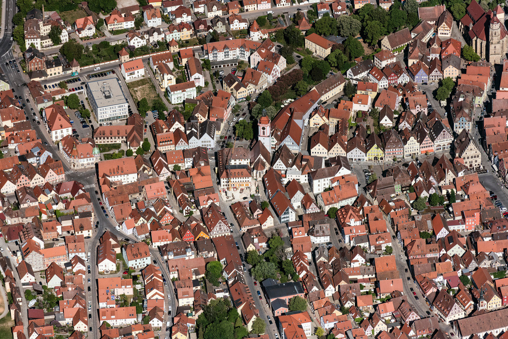 dr__dsc9268.jpg | WEIßENBURG IN BAYERN 08.05.2018 Altstadtbereich und Innenstadtzentrum mit Kirche und Marktplatz in Weißenburg in Bayern im Bundesland Bayern, Deutschland. // Old Town area and city center with Kirche and Marktplatz in Weissenburg in Bayern in the state Bavaria, Germany. Foto: Daniel Reiter