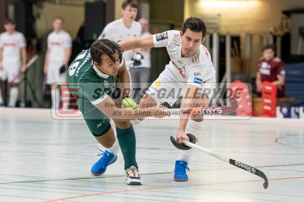 SFE_20240113_0024 | Mülheim, Deutschland, 13.01.2024: William Sanda (Uhlenhorst Mülheim) in Aktion waehrend des Spiels der Halle 1. Bundesliga Herren zwischen Uhlenhorst Mülheim vs Rot-Weiss Köln im Sporthalle Lehnerstr. (HTCU) am 13.01.2024 in Mülheim, Deutschland. (Foto von Stephan Fehrmann)

Mülheim, Germany, 13.01.2024: William Sanda (Uhlenhorst Mülheim) in action during the game of Halle 1. Bundesliga Herren between Uhlenhorst Mülheim vs Rot-Weiss Köln in Sporthalle Lehnerstr. (HTCU) at 13.01.2024 in Mülheim, Deutschland. (Foto von Stephan Fehrmann)