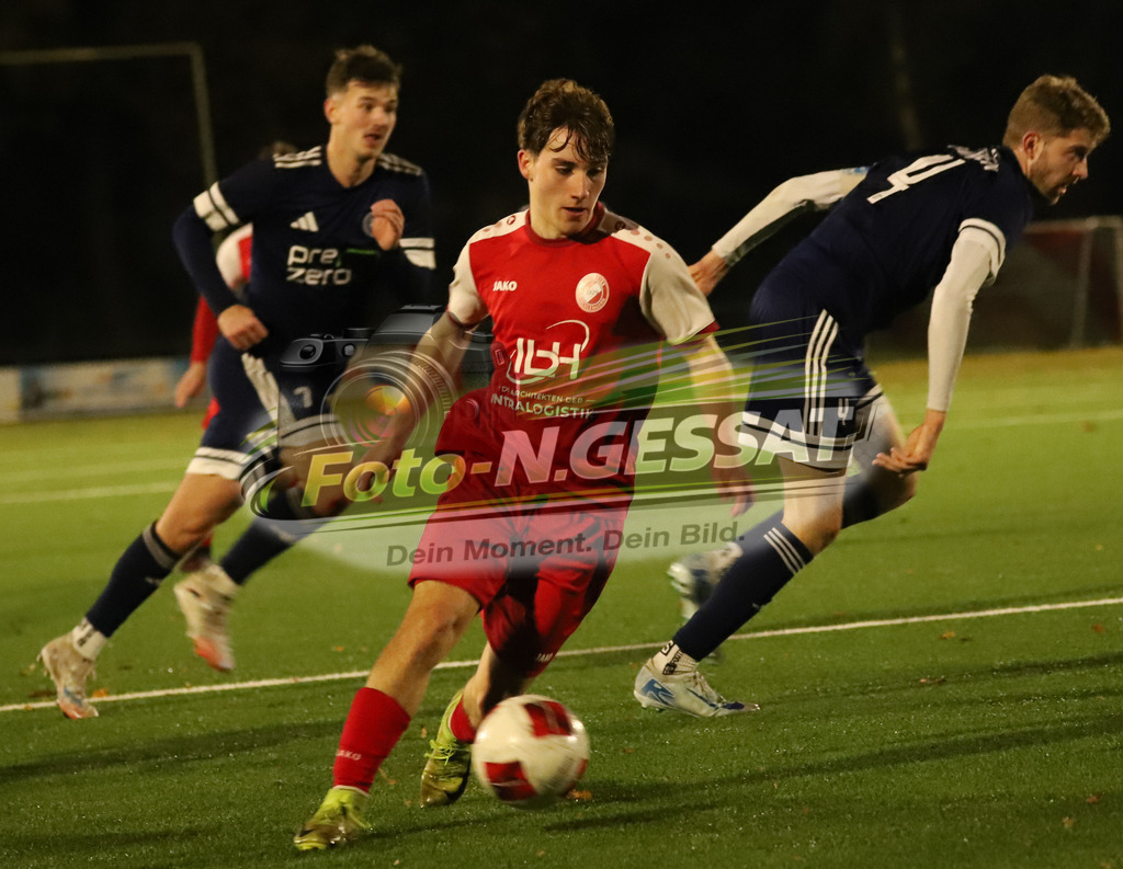 FC RW Kirchlengern - SVKT 07 Minden | Auf dem Bild zu sehen: rot FC RW Kirchlengern: Julian Zähler ; blau SVKT 07 Minden v.l.: Jan Rekling, Lennart Springer FC RW Kirchlengern, SVKT 07 Minden, Saison 25/26, Landesliga, Kirchlengern, Deutschland - Realisiert mit Pictrs.com