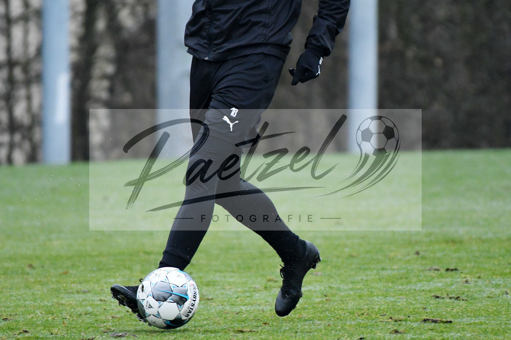 20200125_TRAOSN_0043 | Fußball, Herren: . Ball am Fuß beim Training des VfL Osnabrück am 25.01.2020 im Sportpark Illoshöhe in Osnabrück, Deutschland.(Foto von Nico Paetzel) - Realisiert mit Pictrs.com