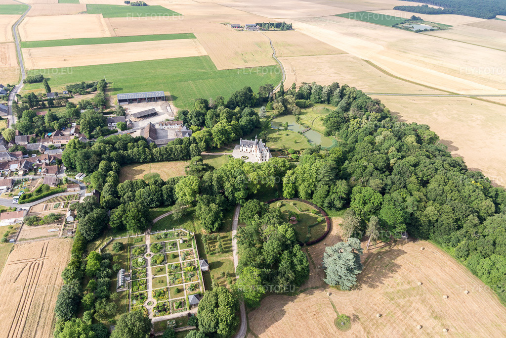 Vue aérienne: Bâtiments et parc du château à Saint-Cyr-du-Gault dans le département Loir et Cher, France. Photo: IMG_101174.jpg prise le 24/06/2017 par Werner Riehm/FLY-FOTO.euRésolution de l'original: 5472 x 3648 px