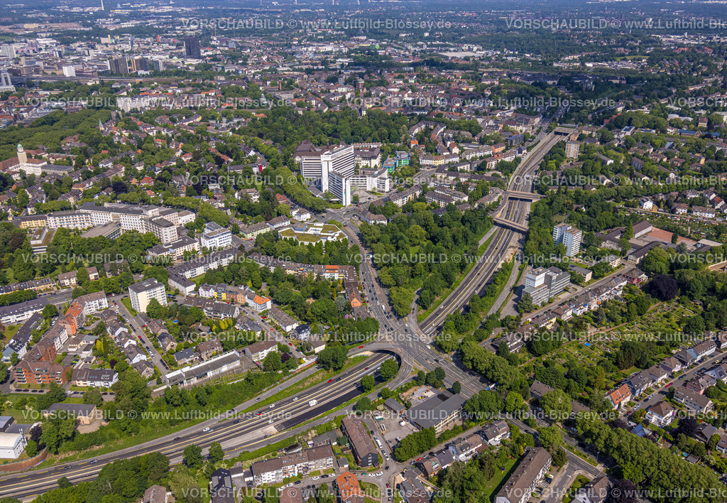 Essen220502731 | Luftbild, Autobahn A52 mit Kreuzung Ruhrallee Bundesstraße B227, Ruhrturm Bürohaus, Bergerhausen, Essen, Ruhrgebiet, Nordrhein-Westfalen, Deutschland