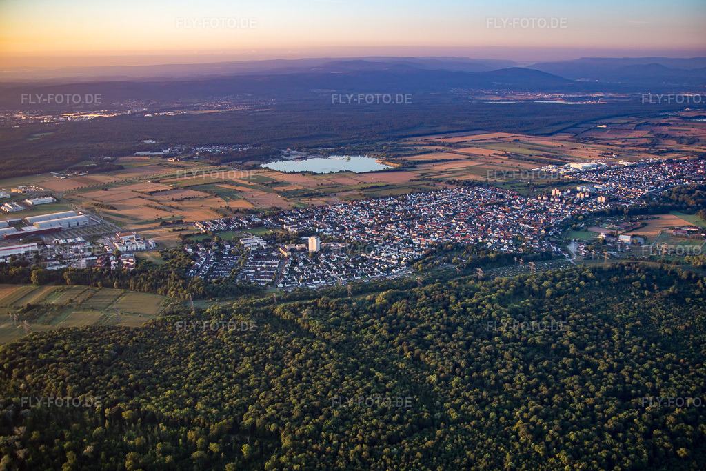 Luftbild: Ortsansicht von Osten im Ortsteil Forchheim in Rheinstetten im Bundesland Baden-Württemberg in Deutschland. Foto: IMG_092210.jpg vom 01.08.2016 durch Werner Riehm/FLY-FOTO.de