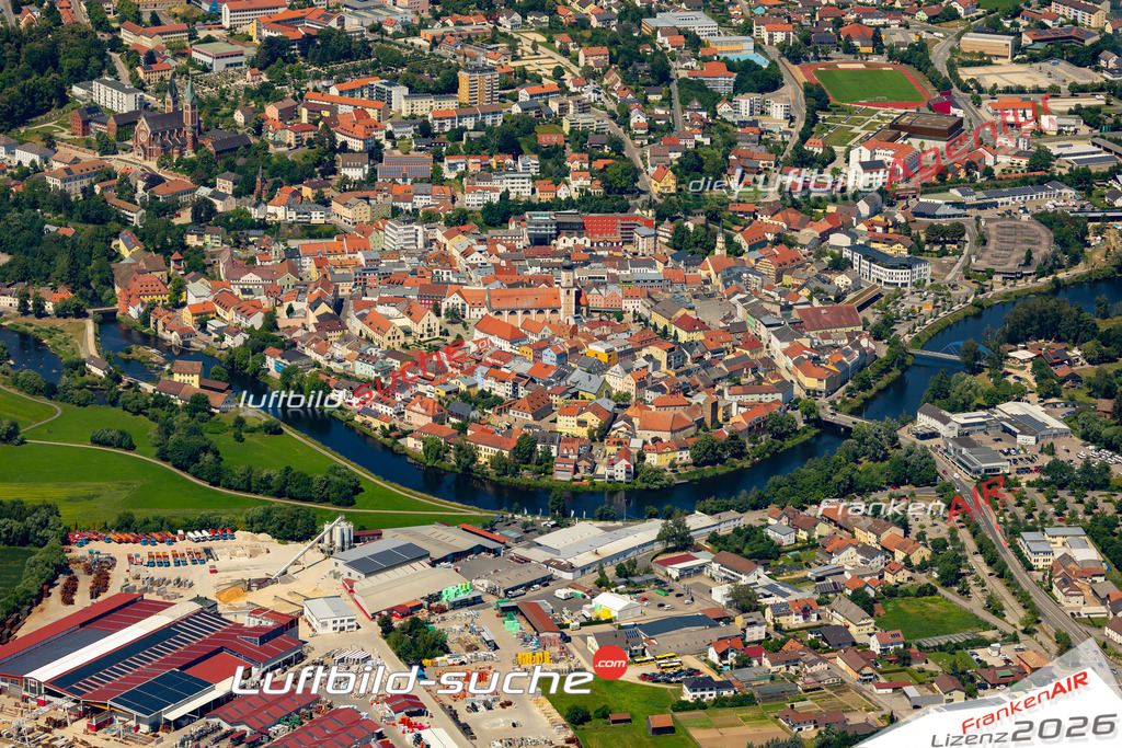 Die Luftaufnahme Altstadt - Cham wurde 2022 vom Flugzeug aus (keine Drohne) erstellt. Hohe Auflösung -für große Poster und Wandbilder geeignet - Garantiert!