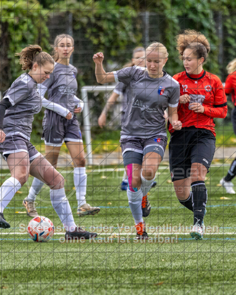 20251005_111314_0186-Bearbeitet-2 | #,1.Göppinger SV (rot) vs. SGM Aufhausen/Nellingen (grau), Fußball, Frauen-Regionenliga 3 - WfV, 04. Spieltag, Saison 2025/2026, Kunstrasenplatz Nord, Hohenstaufenstr. 116, 73033 Göppingen, 05.10.2025 - 11:00 Uhr,Foto: PhotoPeet-Sportfotografie/Peter Harich