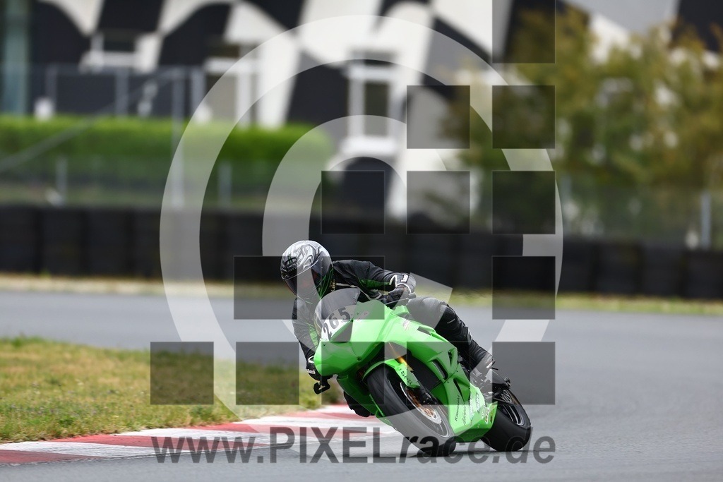 0265-20240916_00428 | Schöne Erinnerungen an spannende Momente - das festzuhalten ist unser Job. PIXELrace.de ist seit 2003 auf den Rennstrecken Europas unterwegs um die Action draußen beim Fahren und die wunderbare Stimmung imm Fahrerlager für euch einzufangen.