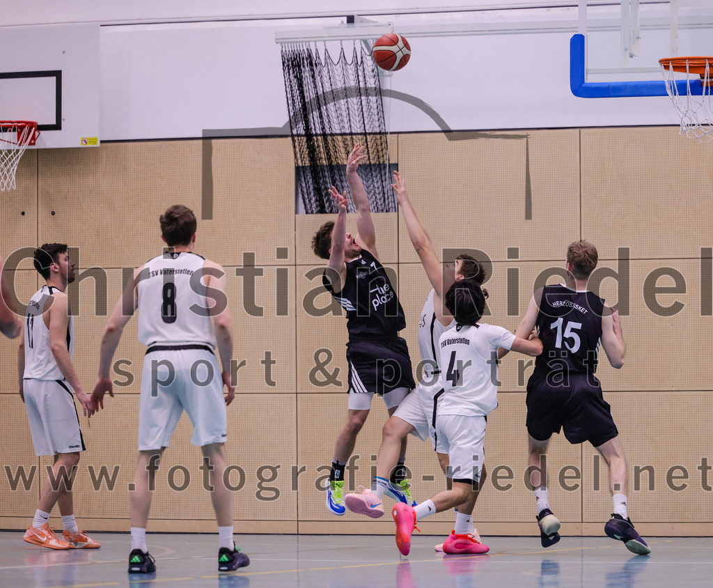 2026-01-31_011_TSV_Vaterstetten_gegen_TS_Herzogenaurach | Vaterstetten, Deutschland, 31.01.2026:Basketball, 2. Regionalliga Süd 2025 / 2026, 14. Spieltag, TSV Vaterstetten gegen TS Herzogenaurach, Endergebnis: 71:70Tom Hedden (TSV Vaterstetten, #8), Altay Öztürk (TSV Vaterstetten, #4)Foto: Christian Riedel / fotografie-riedel.net