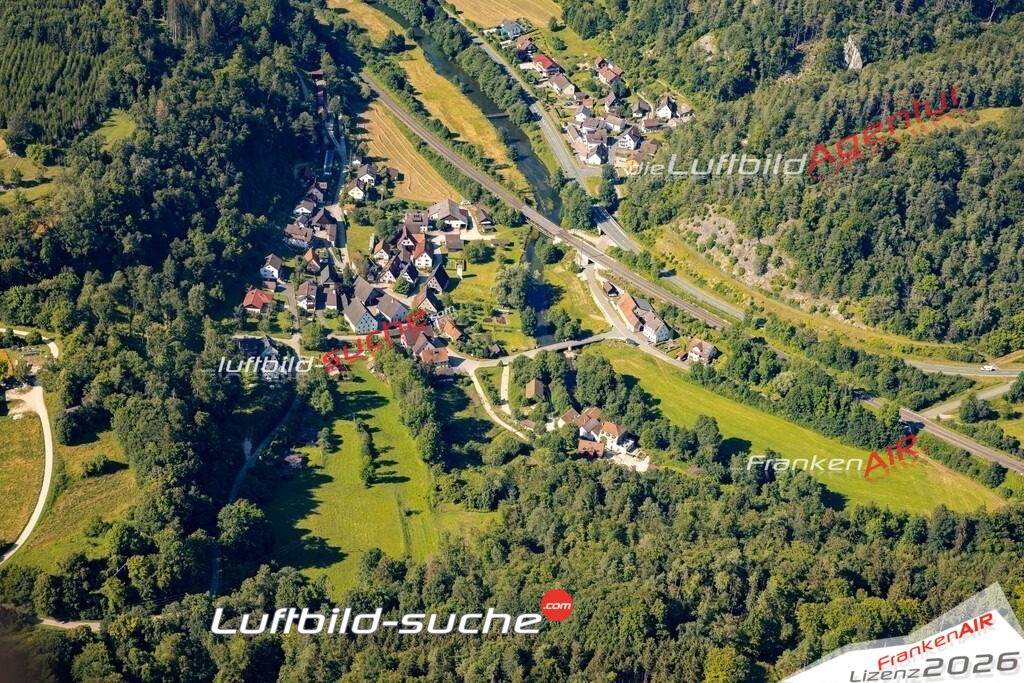 Das Luftbild zeigt : Enzendorf Hartenstein - Die Luftaufnahme wurde 2024 vom UL-Flugzeug aus erstellt ( keine Drohne ) - Hochauflösende Luftaufnahme - Für grossformatige Ausdrucke geeignet. Die Geschenkidee !Mit Lizenz und Bildrechte bestellbar