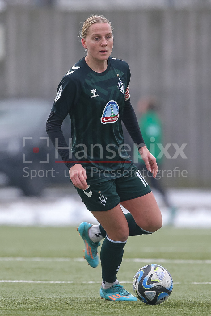 Fussball, Testspiel Frauen, VfL Wolfsburg II - SV Werder Bremen | v.li.: Lina Hausicke (SV Werder Bremen, 18) am Ball, Einzelbild, Ganzkörper, Aktion, Action, Spielszene