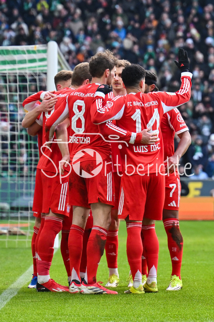SV Werder Bremen - FC Bayern München | BREMEN, GERMANY - 14. FEBRUARY: Jubel der Bayern nach dem Treffer zum 0-1 durch Harry KANE (FC Bayern Munich 9) / Foulelfmeter / Tor / Torschuetze / Freude / Happy während dem Bundesligamatch zwischen dem SV Werder Bremen und dem FC Bayern München am 22. Spieltag im Weserstadion / DFL REGULATIONS PROHIBIT ANY USE OF PHOTOGRAPHS AS IMAGE SEQUENCES AND/OR QUASI-VIDEO