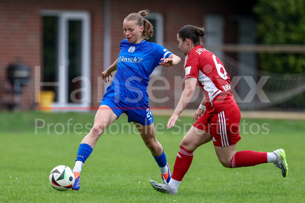 Fussball, Testspiel Frauen, SV Meppen - SpVg Aurich | v.li.: Lilly Bartke (SV Meppen, 24) und Sina Brühl (SpVg Aurich, 6) im Zweikampf, Duell, Dynamik, Aktion, Action, Spielszene