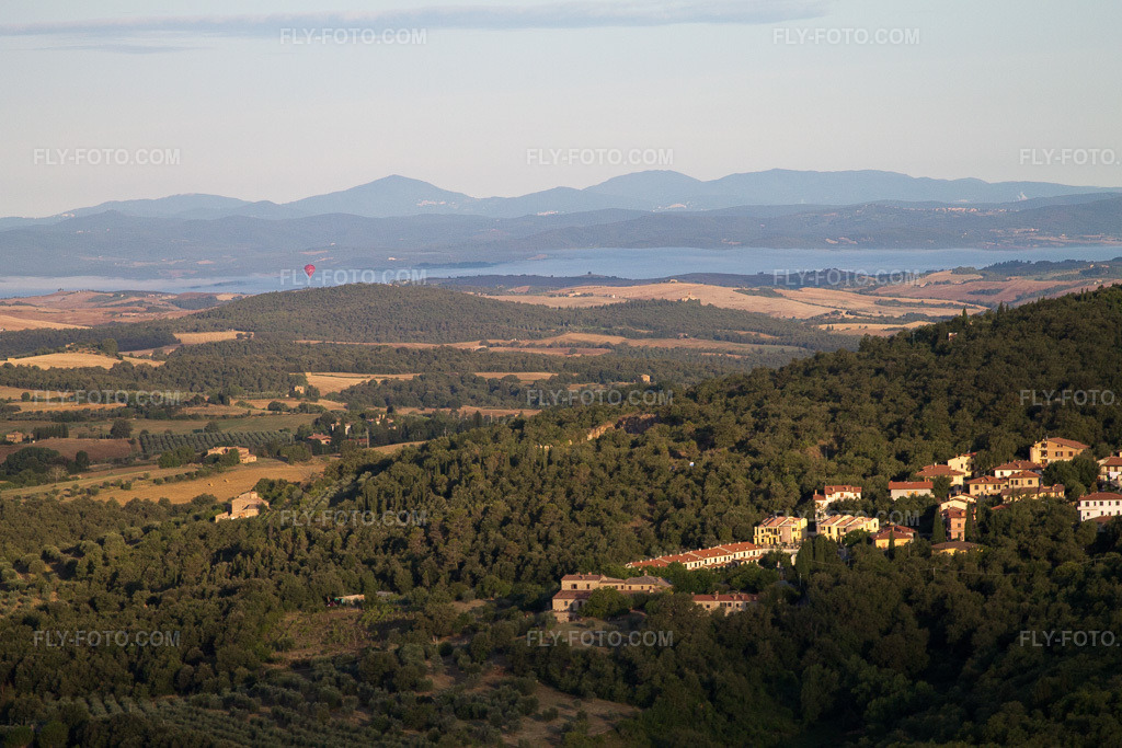 Aerial view: View of the town in Montefollonico in the state Tuscany, Italy. – Photo: IMG_43363.jpg taken on 07/25/2011 by Werner Riehm/FLY-FOTO.com – Resolution of the original: 4272 x 2848 px