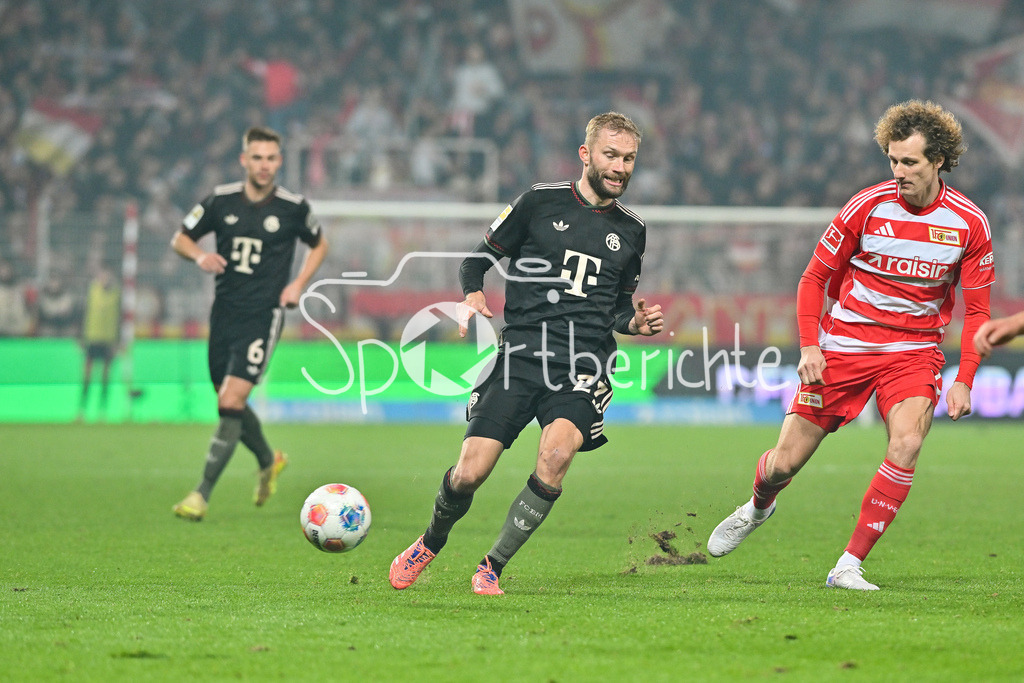 1. FC Union Berlin - FC Bayern München | berlin, DEUTSCHLAND - 8. NOVEMBER: im Duell Konrad LAIMER (FC Bayern Munich 27) und Alex KRAL (Union Berlin 33) während dem Bundesligamatch zwischen dem 1. FC Union Berlin und dem FC Bayern München am 10. Spieltag im Stadion an der alten Försterei am 8. November 2025 in Berlin, Germany / DFL REGULATIONS PROHIBIT ANY USE OF PHOTOGRAPHS AS IMAGE SEQUENCES AND/OR QUASI-VIDEO