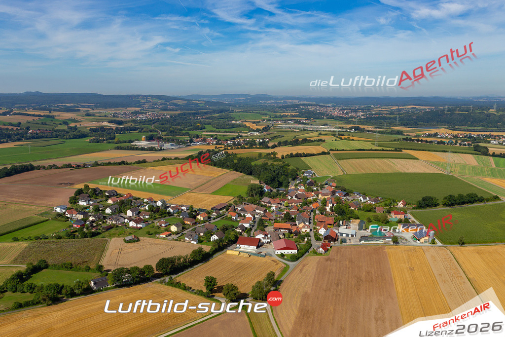 Die Luftaufnahme Obristfeld - Redwitz an der Rodach wurde 2021 mittels Flugzeug (keine Drohne) erstellt. Hohe Auflösung -für große Poster und Wandbilder geeignet!