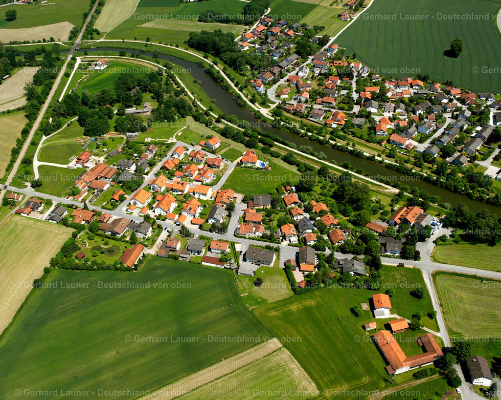 2600683 | KRONBERG 09.06.2006 Landwirtschaftliche Nutzflächen und Feldgrenzen  umsäumen das Siedlungsgebiet des Dorfes in Kronberg im Bundesland Bayern, Deutschland // Agricultural land and field boundaries surround the settlement area of the village  in Kronberg in the state Bavaria, Germany Foto: Gerhard Launer