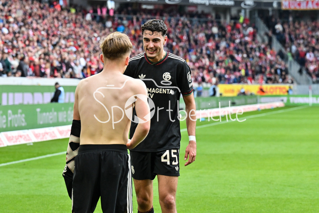 SC Freiburg - FC Bayern München | FREIBURG, GERMANY - 04. APRIL: Jubel der Bayern nach dem Treffer zum 2-3 durch Lennart KARL (FC Bayern Munich 42) / Tor / Torschuetze / Freude / Happy / während dem Bundesligamatch zwischen dem SC Freiburg und dem FC Bayern München am 28. Spieltag im Europa-Park Stadion / DFL REGULATIONS PROHIBIT ANY USE OF PHOTOGRAPHS AS IMAGE SEQUENCES AND/OR QUASI-VIDEO
