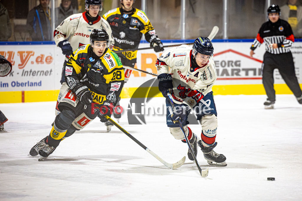 EA Schongau MANNUTS gegen VfE Ulm/Neu-Ulm DEVILS | Eishockey Bayernliga 2025/26 Vorrunde 6 Spieltag, EA Schongau MANNUTS gegen VfE Ulm/Neu-Ulm DEVILS, 20251031,Zweikampf,2025-10-31 in Schongau (Eisstadion Schongau), Kurt SONNE (EA Schongau MAMMUTS 28), Julian TISCHENDORF (VfE Ulm/Neu-Ulm DEVILS 13)Copyright: WolfgangxLindner www.foto-lindner.de