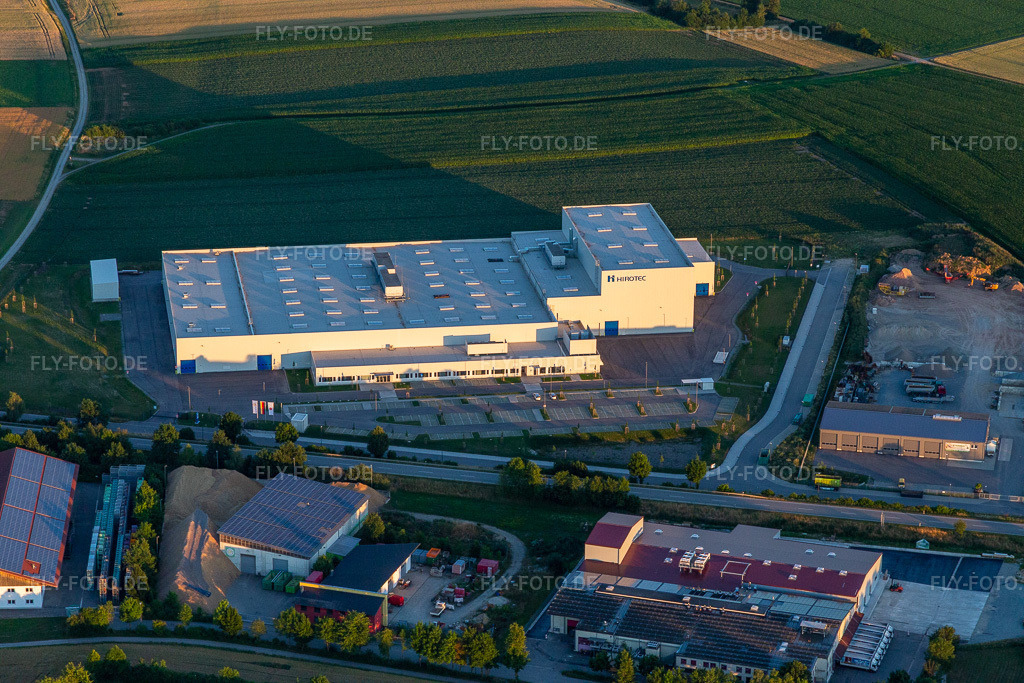 Luftbild: HIROTEC Manufacturing Deutschland GmbH in Geiselhöring im Bundesland Bayern in Deutschland. – Foto: IMG_133369.jpg vom 03.07.2022 durch Werner Riehm/FLY-FOTO.de – Auflösung des Originals: 5472 x 3648 px – HIROTEC Manufacturing Deutschland GmbH