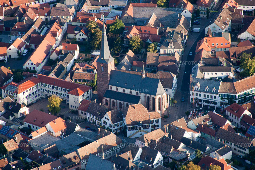 Luftbild: Altstadtbereich und Innenstadtzentrum in Deidesheim im Bundesland Rheinland-Pfalz in Deutschland. Foto: IMG_44391.jpg vom 20.08.2011 durch Werner Riehm/FLY-FOTO.de