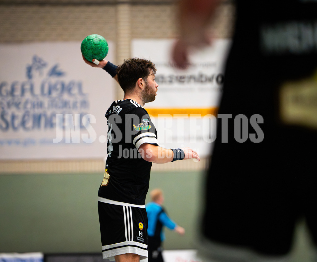 Handball I Herren I Saison 2025-2026 I Verbandsliga West I 13. Runde I SFN Vechta - HSG Varel II I 7728 | Jan Linne (24, SFN Vechta) - Realisiert mit Pictrs.com