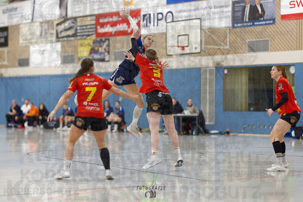 Frauen Regionalliga (HHV); HSG Wettenberg - TV Hüttenberg | Frauen Regionalliga (HHV); HSG Wettenberg - TV Hüttenberg am 06.12.2025 in Launsbach (Wettenberg) (Halle GS Launsbach (Wettenberg))Photo © 2025 - Jörg Heinrich - Realisiert mit Pictrs.com