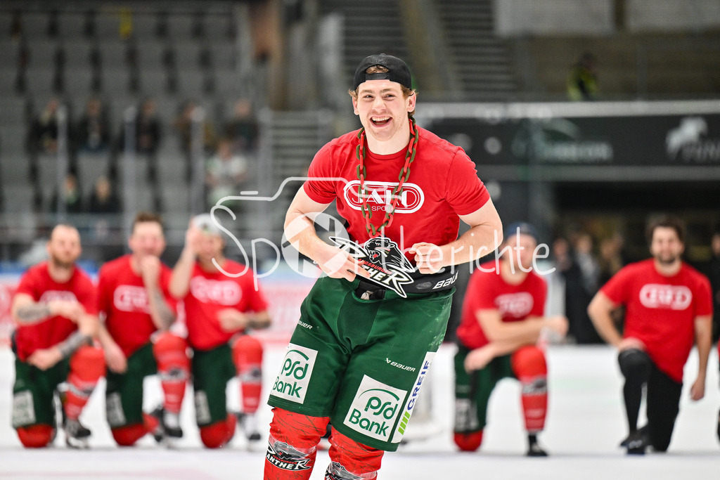 Augsburger Panther - Eisbären Berlin | AUGSBURG, GERMANY - 27. JANUARY: Die Spieler der Panther feiern zusammen mit den Fans den 2-1 Heimsieg gegen Berlin nach dem Match zwischen den Augsburger Panthern und den Fischtown Pinguins am 43. Spieltag der Penny DEL im Curt Frenzel Stadion / Kyle MAYHEW (Augsburger Panther 27)