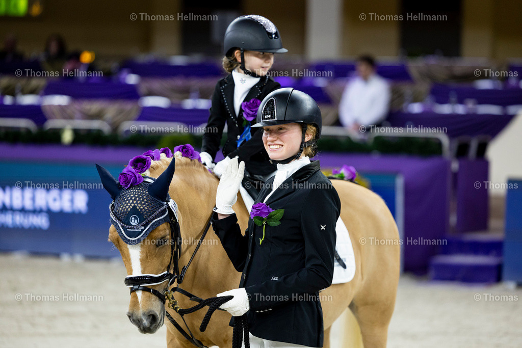 TH_Nürnberger Burgpokal Führzügelwettbewerb_13269 | Nürnberger Burgpokal Führzügelwettbewerb beim Festhallen Reitturnier Frankfurt 2023 am 15.12.23 in Frankfurt, Festhalle
