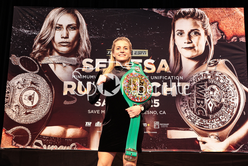 Seniesa Estrada - Tina Rupprecht/ Pressekonferenz | Tina RUPPRECHT vor dem Kampfplakat auf ihrer Pressekonferenz in Augsburg
