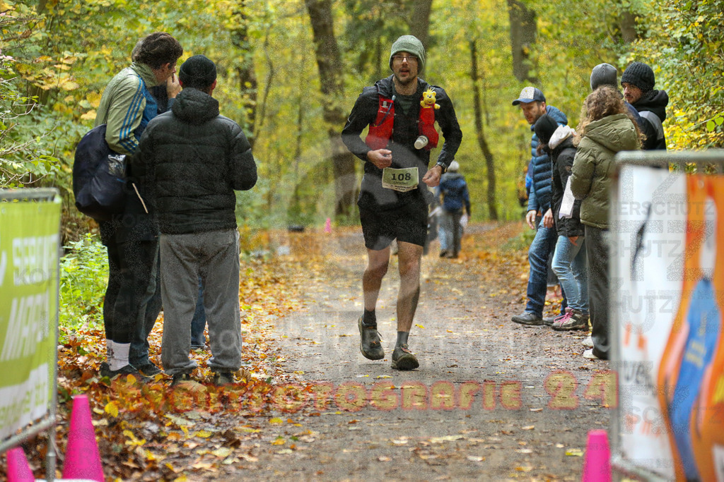 251026_1336_EX1_3747 | Sportfotografie im Rhein-Sieg Kreis, Köln, Bonn, NRW, Rheinland Pfalz, Hessen, etc. Unser Tätigkeitsfeld umfasst den Laufsport vom Volkslauf über den Marathon, Duathlon, Triathon bis zum Ultralauf wie Kölnpfad Ultra oder Schindertrail.