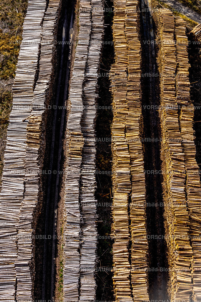 Bestwig220902038 | Luftbild, Waldschäden, Waldsterben, Holzstapel, Baumstämme, Formen und Farben, Ostwig, Bestwig, Ruhrgebiet, Nordrhein-Westfalen, Deutschland