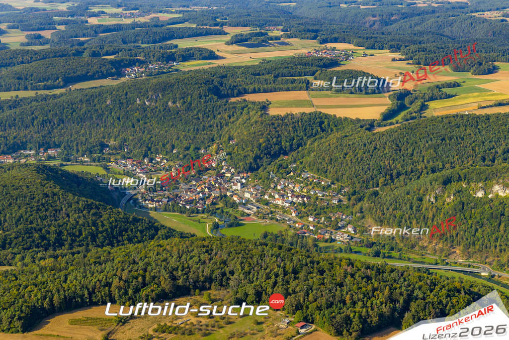 Das Luftbild zeigt : Muggendorf Wiesenttal - Die Luftaufnahme wurde 2024 vom UL-Flugzeug aus erstellt ( keine Drohne ) - Hochauflösende Luftaufnahme - Für grossformatige Ausdrucke geeignet. Die Geschenkidee !Mit Lizenz und Bildrechte bestellbar