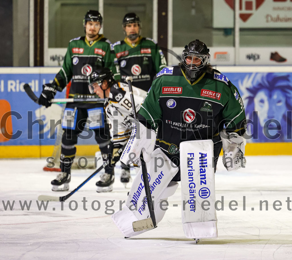 2022-09-23_061_TSV_Erding_gegen_EV_Fuessen | Erding, Deutschland, 23.09.2022:
Eishockey, Bayernliga 2022 / 2023, Testspiel, TSV Erding gegen EV Füssen, Endergebnis: 1:3

Torwart Christoph Schedlbauer (Erding Gladiators, #31)

Foto: Christian Riedel / fotografie-riedel.net