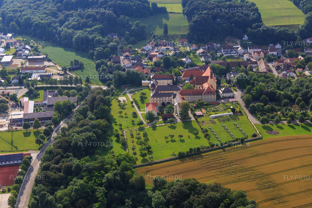 Luftbild: Pfarrkirche St. Mariä Himmelfahrt und Realschule St. Maria mit Klostergarten und Solarpark in Niederviehbach im Bundesland Bayern in Deutschland. Foto: IMG_090508.jpg vom 02.07.2016 durch Werner Riehm/FLY-FOTO.deRealschule St. Maria - Internetauftritt der Realschule St. Maria der Dominikanerinnen a. d. Isar in Niederviehbach