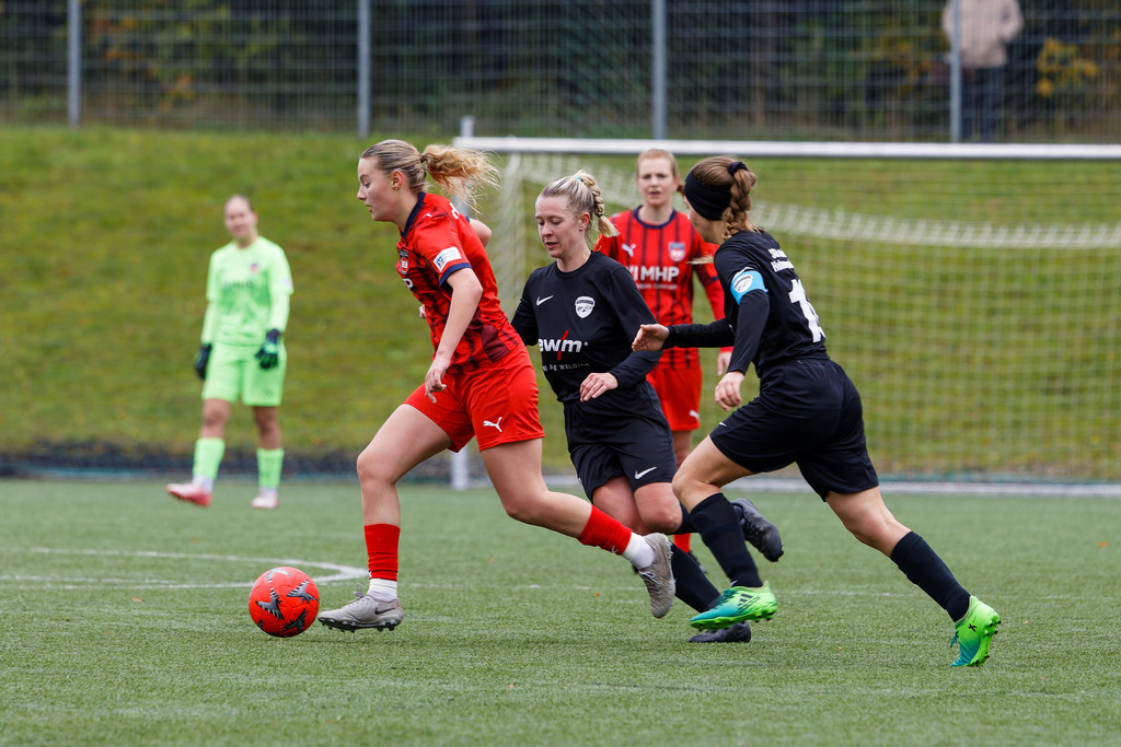 FCHHOH_251005_7611 | 1.FC Heidenheim 1846 II vs. SGM Hohenmemmingen/Sontheim, Fußball, Frauen, Bezirksliga, 2025/2026, 4. Spieltag, 05.10.2025 in Heidenheim, Kunstrasen b. Voith-Arena West(Foto: Michael Bulling) - Realisiert mit Pictrs.com