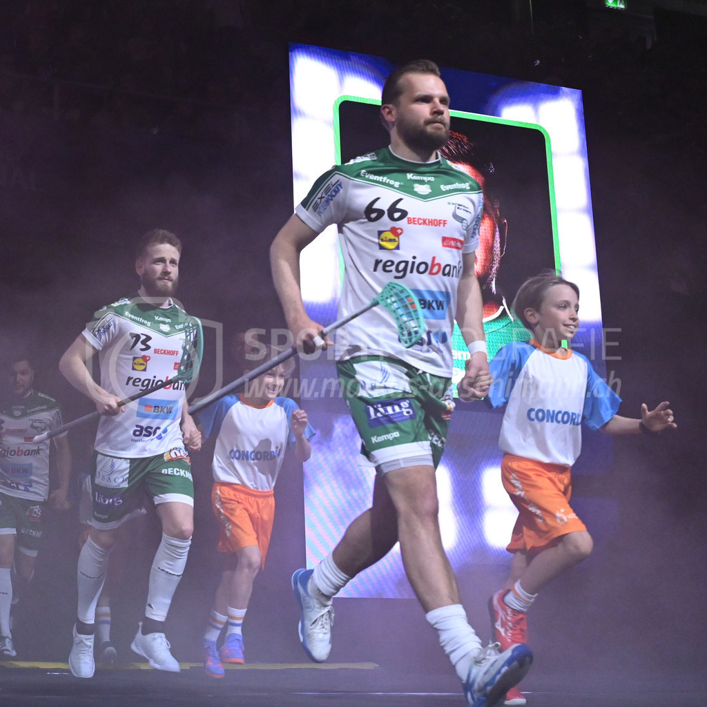 SV Wiler-Ersigen vs Floorball Köniz - 15. April 2023 | SV Wiler-Ersigen vs Floorball Köniz
Stimo Arena, Kloten
Joel Lahti (#66 SV Wiler-Ersigen) und Andrin Hollenstein (#73 SV Wiler-Ersigen) mit Einlaufkids.
Bild: Sportfotografie Markus Aeschimann | www.markus-aeschimann.ch - Realisiert mit Pictrs.com