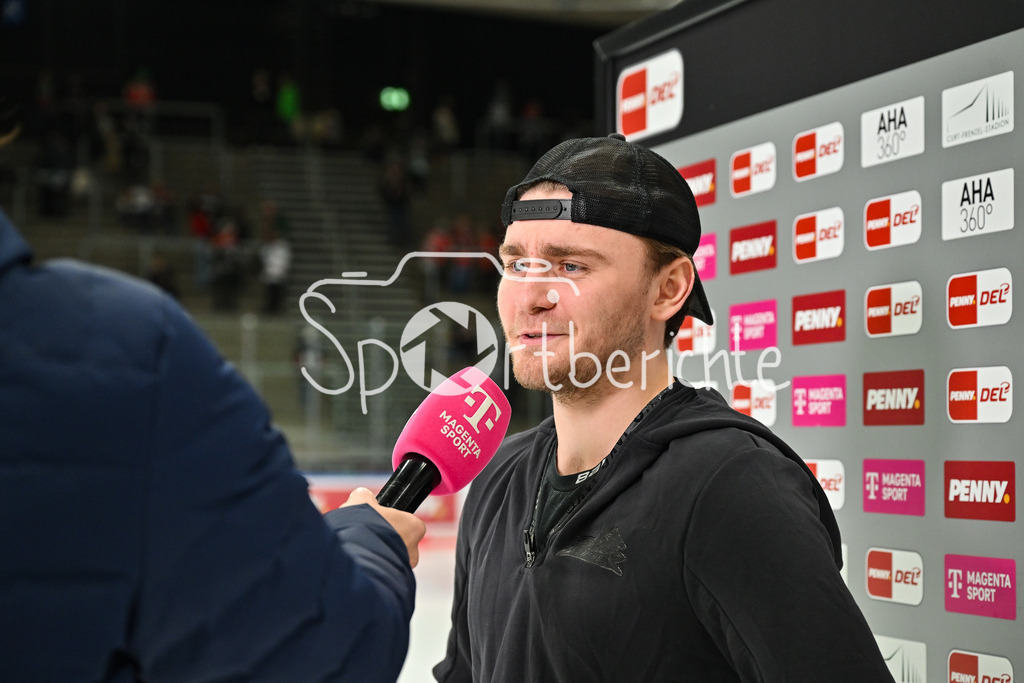 Augsburger Panther - Fischtown Bremerhaven | AUGSBURG, GERMANY - 25. JANUARY: im Bild Alexander BLANK (Augsburger Panther 26) / Einzelfoto / Freisteller beim Interview mit Magenta Sport vor dem Match zwischen den Augsburger Panthern und den Fischtown Pinguins am 43. Spieltag der Penny DEL im Curt Frenzel Stadion