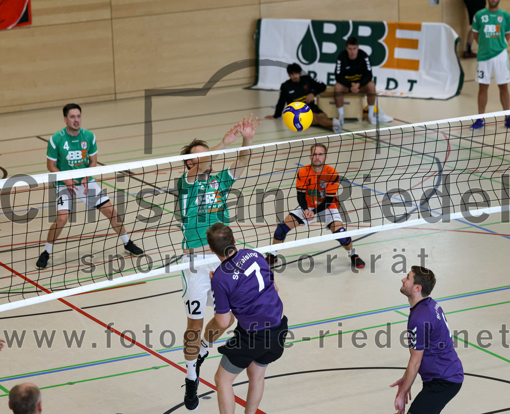 2022-11-12_006_TuS_Oberding_gegen_SC_Freising_II | Oberding, Deutschland, 12.11.2022:
Volleyball, Bezirksliga Ost 2022 / 2023, 7. Spieltag, TuS Oberding gegen MTV Pfaffenhofen II, Endergebnis: 3:2

Carl Baucks (TuS Oberding, #12), Alexander Beugholt (SC Freising, #7), Jakob Eibes (SC Freising, #6)

Foto: Christian Riedel / fotografie-riedel.net