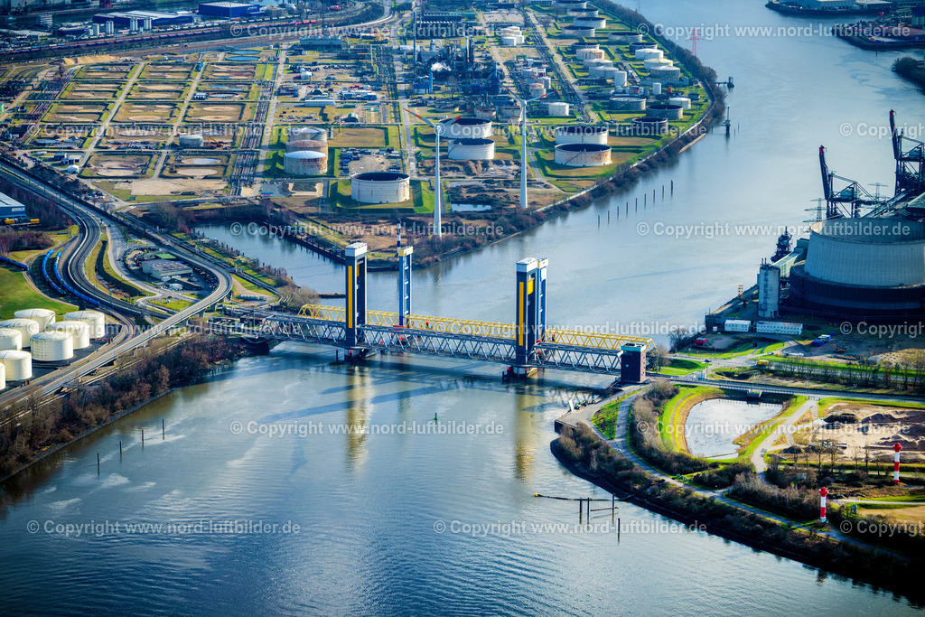 Hamburg_Kattwybrücke_ELS_3201040223 | HAMBURG 04.02.2023 Fluß - Brückenbauwerk zur Überquerung Kattwykbrücke über die Süderelbe an der Straße Kattwykdamm im Ortsteil Wilhelmsburg in Hamburg, Deutschland. Weiterführende Informationen bei: HC Hagemann GmbH & Co. KG,  HPA Hamburg Port Authority,  ICG Ingenieure GmbH,  LAP Leonhardt, Andrä und Partner Beratende Ingenieure VBI AG,  MAURER SE,  Max Bögl Bauservice GmbH & Co. KG,  PPL Architektur und Stadtplanung - Gesellschaft für Hochbau, Städtebau und Forschung mbH,  Vössing Ingenieurgesellschaft mbH,  heijmans. // River - bridge construction Kattwykbruecke about the Suederelbe on street Kattwykdamm in the district Wilhelmsburg in Hamburg, Germany. Further information at: HC Hagemann GmbH & Co. KG,  HPA Hamburg Port Authority,  ICG Ingenieure GmbH,  LAP Leonhardt, Andrae und Partner Beratende Ingenieure VBI AG,  MAURER SE,  Max Boegl Bauservice GmbH & Co. KG,  PPL Architektur und Stadtplanung - Gesellschaft fuer Hochbau, Staedtebau und Forschung mbH,  Voessing Ingenieurgesellschaft mbH,  heijmans. Foto: Martin Elsen