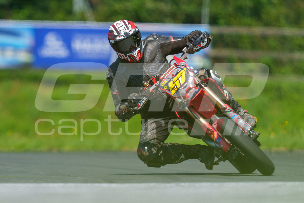 G-Cup + Supermoto Staatsmeisterschaft + Hungarian Supermoto Championship | GRIPcapture steht für authentische Sportfotografie in Österreich – für Momente, die mehr sind als Geschwindigkeit oder Ergebnis. Es geht um Emotion, Spannung, Fokus und den Augenblick, der oft nur einen Wimpernschlag dauert.Ob Motorsport, Teamsport oder 