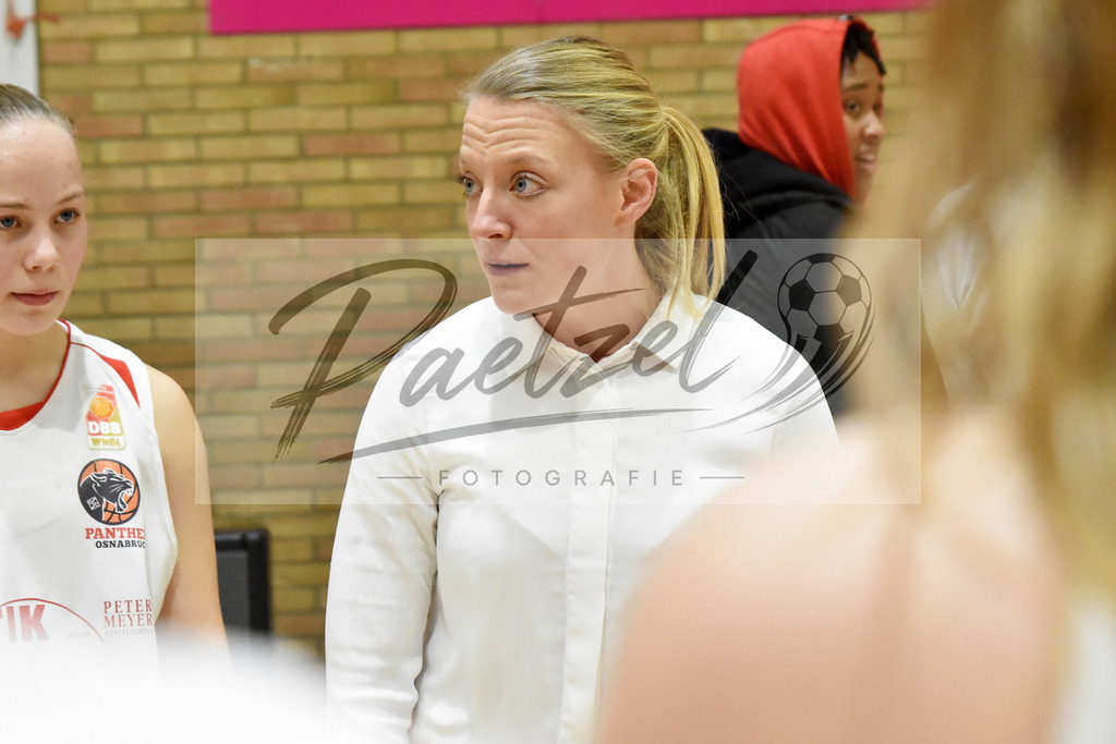 20200126_OSCTGN_0069 | Basketball, Juniorinnen: Headcoach Constanze Wegner (OSC Junior Panthers) schaut beim Spiel der WNBL zwischen OSC Junior Panthers vs. TG Neuss Junior Tigers am 26.01.2020 im Panthers Dome in Osnabrück, Deutschland.(Foto von Nico Paetzel) - Realisiert mit Pictrs.com