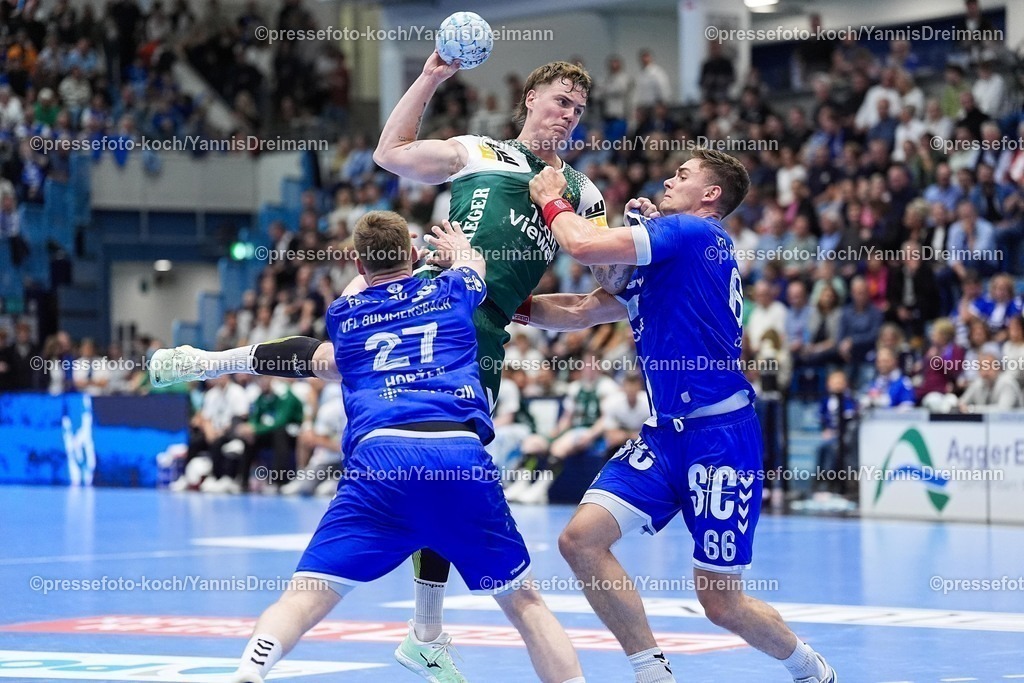 xYDR28052501049 | 28.05.2025, xydrx, Handball, 1.HBL, VFL Gummersbach - FRISCH AUF! Goeppingen, Schwalbe-Arena: Victor Kloeve (FRISCH AUF! Goeppingen #7) im Zweikampf gegen Kristjan Horzen (VFL Gummersbach #27) und Stepan Zeman (VFL Gummersbach #66)