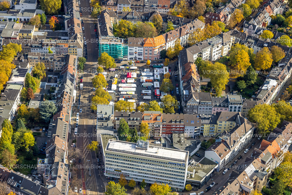 Essen251003128Mitte | Luftbild, Büro-Hochhaus Rüttenscheider Stern und Wochenmarkt auf dem Marktplatz, Baustelle und Fassaden-Verhüllung eines Hauses Klarastraße Ecke Rüttenscheider Platz, Rüttenscheid, Essen, Ruhrgebiet, Nordrhein-Westfalen, Deutschland