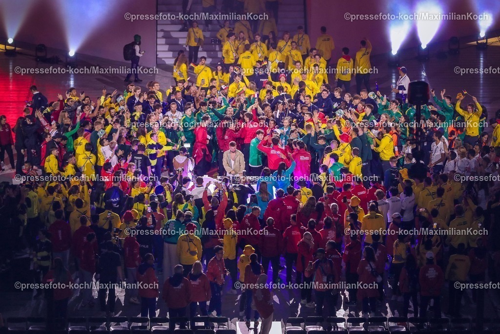FISU16072501076 | 16.07.2025, Duisburg, FISU World University Games Summer, Rhine-Ruhr 2025, Opening Ceremony, Schauinsland-Reisen-Arena: DJ Topic spielt Musik zwischen den Feiernden Sportlern 