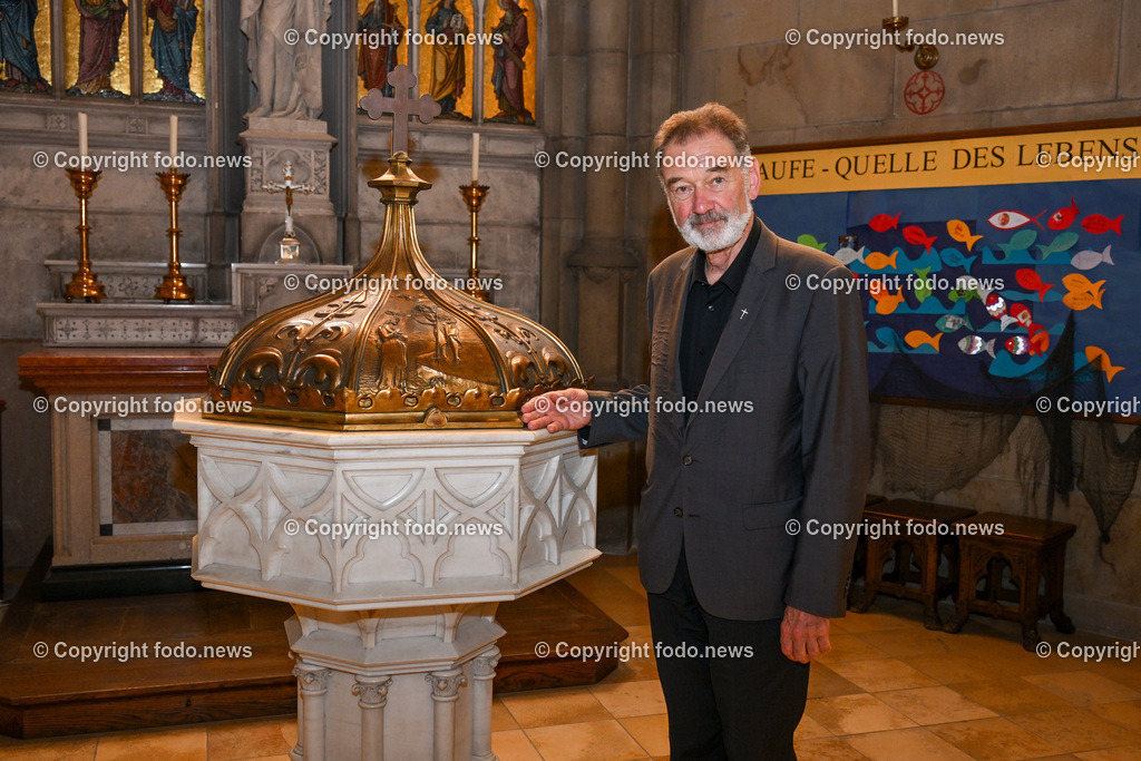 Mariendom_Linzer Dom_ 27.09.2023-14 | 27.09.2023, Domplatz Linz, AUT, Mariendom, Neuer Dom, im Bild Dompfarrer Maximilian Strasser beim Taufstein der zu jener Zeit in der Taufkapelle - rechte Turmkapelle stand, wo Mesner Franz Bachbauer (48 Jahre alt) am 11.9.1933 ermordet wurde