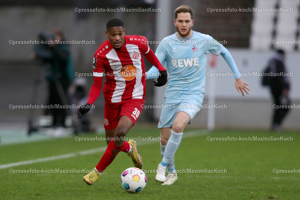 RWE06012402114 | 06.01.2024, Essen, Fußball, Herren, Stadion an der Hafenstraße, Testspiel, Rot-Weiss Essen – 1. FC Köln:  Isaiah Young (Rot-Weiss Essen) im Zweikampf gegen Jan Thielmann (1.FC Köln). 
DFB regulations prohibit any use of photographs as image sequences and or quasi-video.