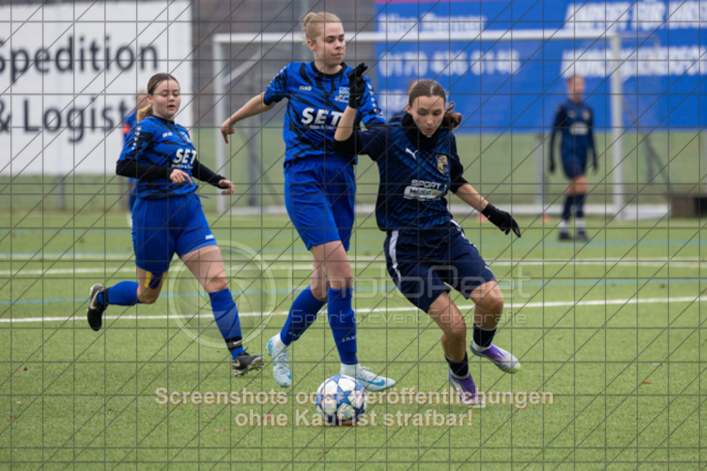 20251109_112320_0243 | #,TSV Eschenbach (blau) vs. ASV Eislingen (dunkelblau), Fussball, Frauen-Quali Bezirksliga - Bezirk Neckar/Fils, 08. Spieltag, Saison 2025/2026, Kunstrasenplatz, Schlater Straße, 73107 Eschenbach, 09.11.2025 - 11:00 Uhr,Foto: PhotoPeet-Sportfotografie/Peter Harich