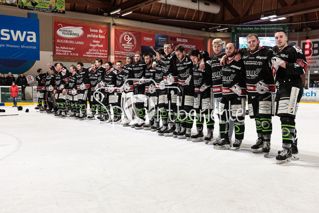 EHC Königsbrunn - TEV Miesbach | Grenzenloer Jubel beim EHC Koenigsbrunn nach dem Gewinn der Bayerliga Meisterschaft im Spiel 3 der Playoffserie gegen den TEV Miesbach / Jubel / Freude / Siegerfoto